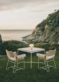 Gubi Tropique Esszimmerstuhl Mit Fransen, Classic White Semi Matt / Udine 12 -Grünblick Verkäufe gubi tropique dining chair fringe black limonta udine06 7