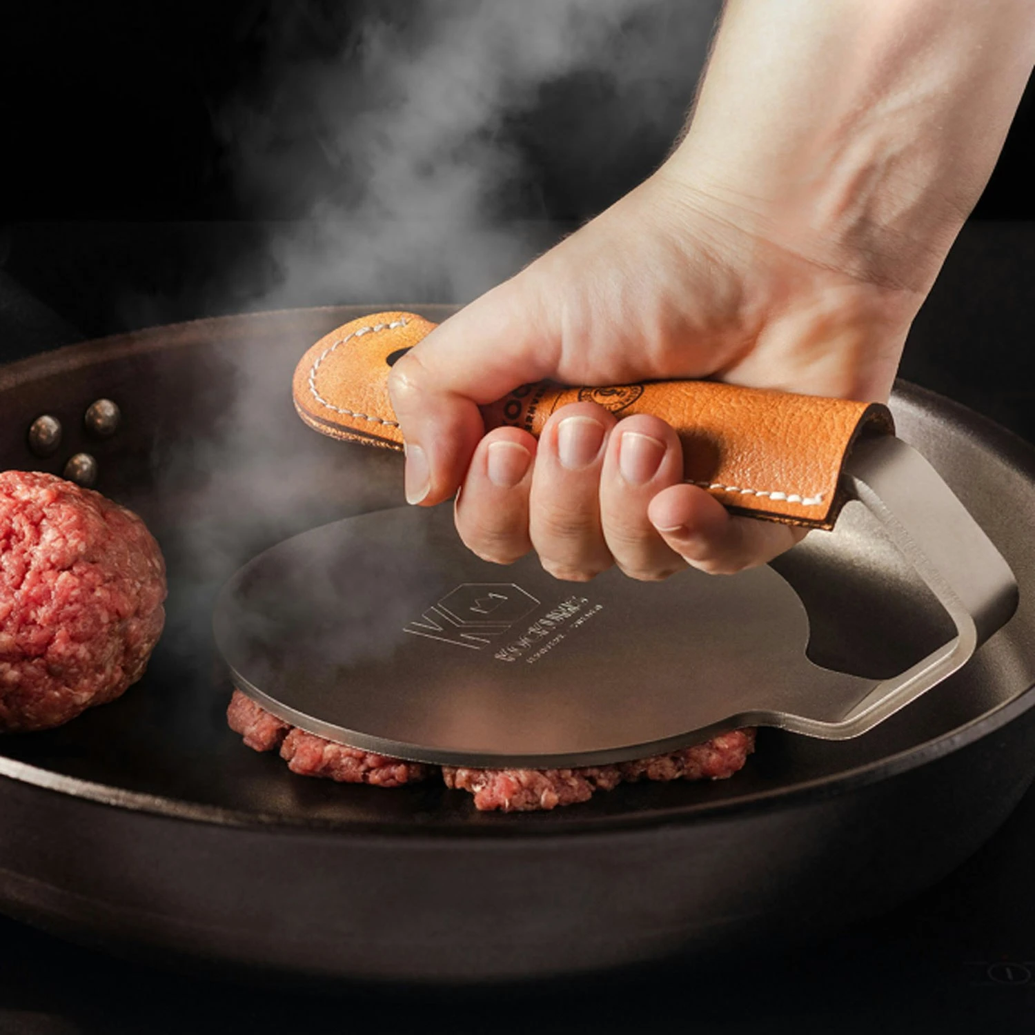 Kockums Jernverk Grillpresse Mit Griff Aus Tärnsjö-Leder 2 Kockums Jernverk Grillpresse Mit Griff Aus Tärnsjö-Leder – Bild 2